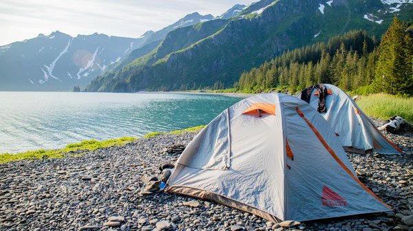 Comment planifier un itinéraire de camping pour explorer les grottes marines?